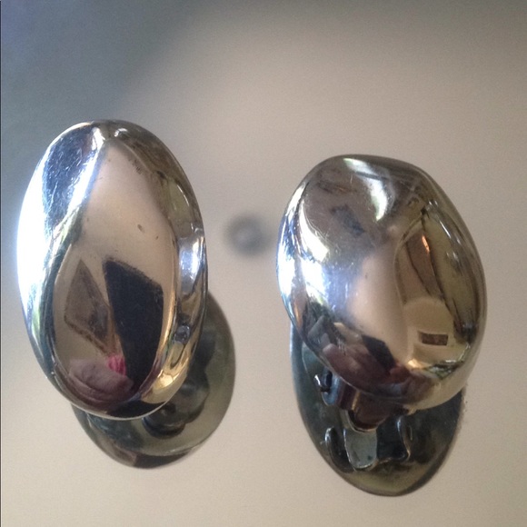 Gorgeous Silver Clip-on earrings - Picture 2 of 3